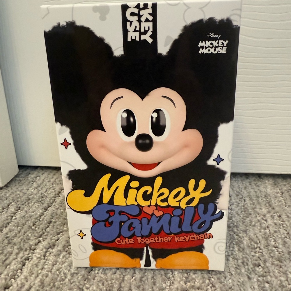 Mickey Mouse Family Keychain - Goofy inside, unopened, authentic